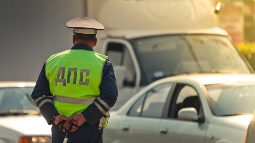 На астраханца, который не переходил дорогу в неположенном месте, завели административку