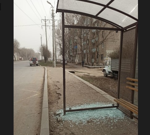 В Астрахани вандалы расправились с еще одной остановкой