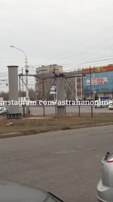 Астраханцы ломают голову над загадочной конструкцией у "Ярмарки"