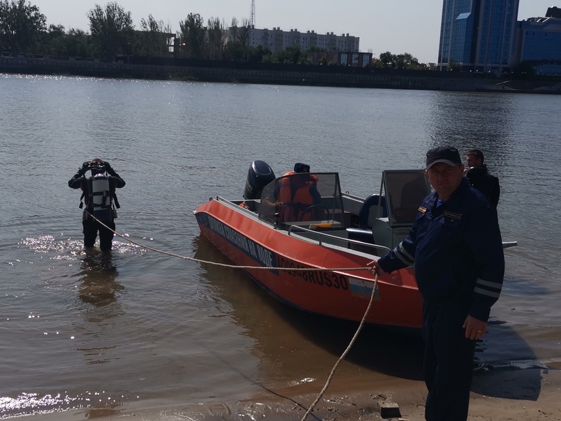 Со дна астраханских пляжей достают обломки лодок и бетонные арматуры