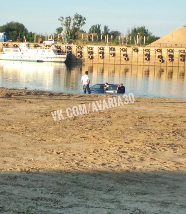 Астраханцы решили искупать на пляже машину