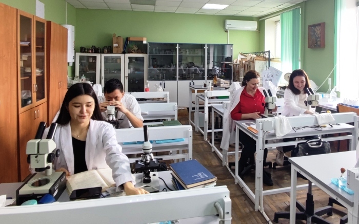 В астраханском университете прошли стажировку экологи из Казахстана