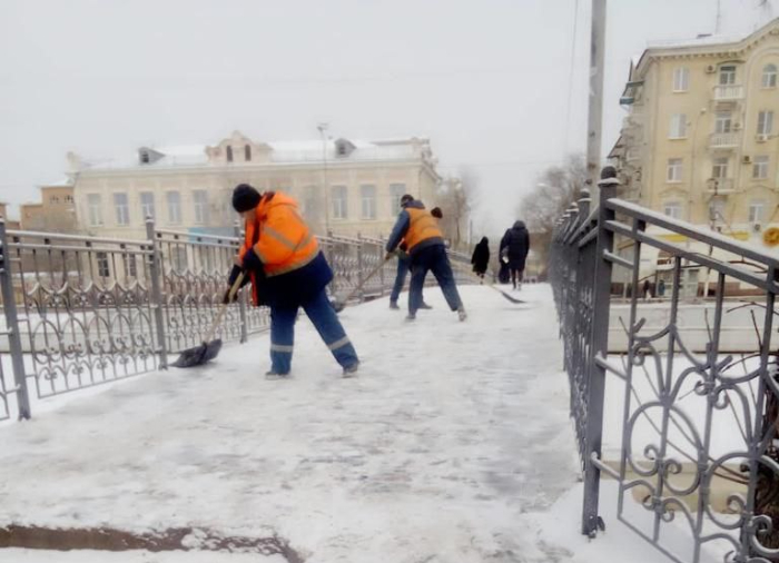 Коммунальщики с ночи избавляют Астрахань от снега