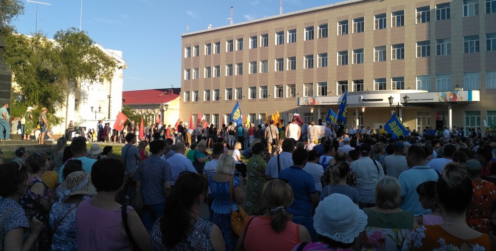 Жара в Астрахани: митинг против повышения пенсионного возраста собрал  тысячи астраханцев