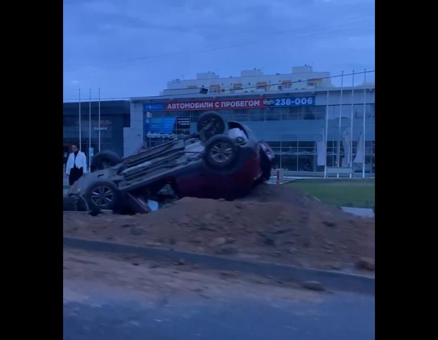 В Астрахани на Островского лежит перевернутый кроссовер Hyundai Creta