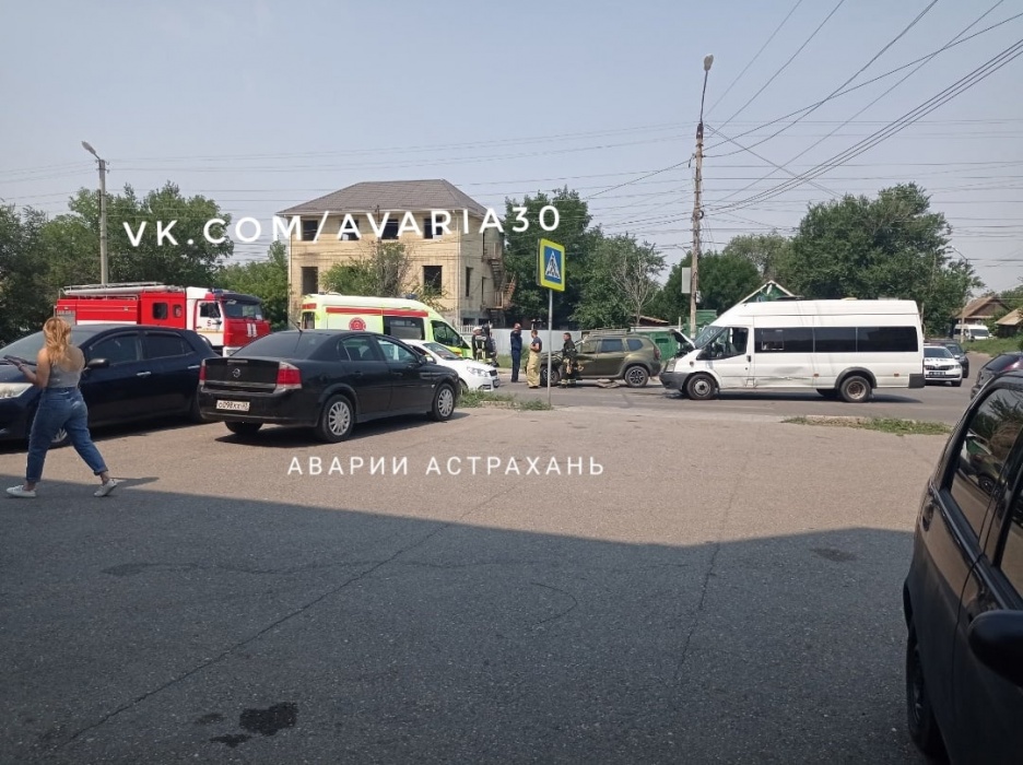 В Астрахани иномарка не поделила с маршруткой дорогу, есть пострадавший