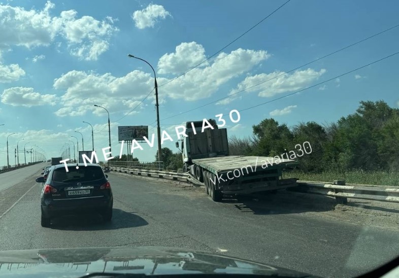 Грузовик пробил ограждение на Новом мосту в Астрахани