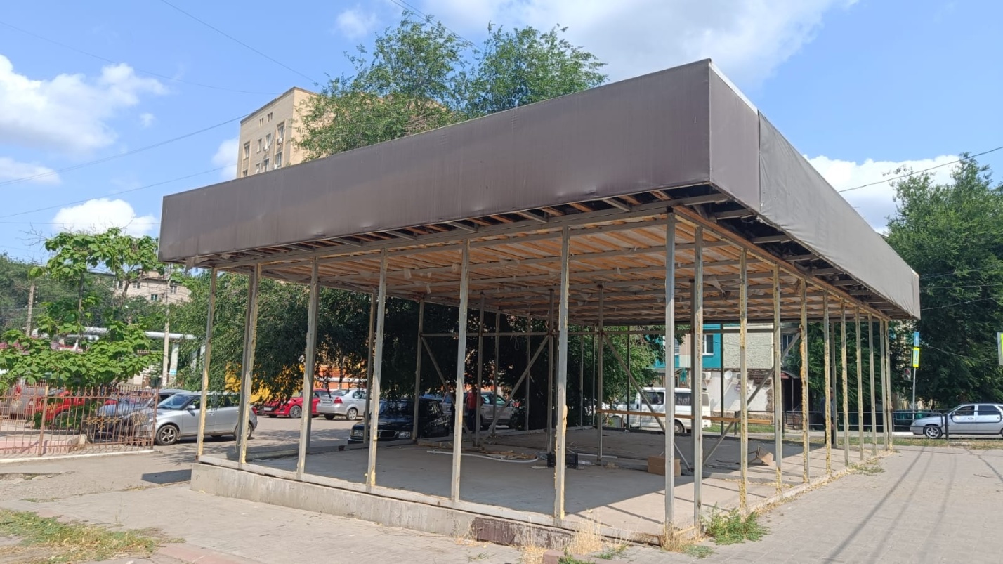 В Астрахани на оживлённом перекрёстке сносят незаконную постройку