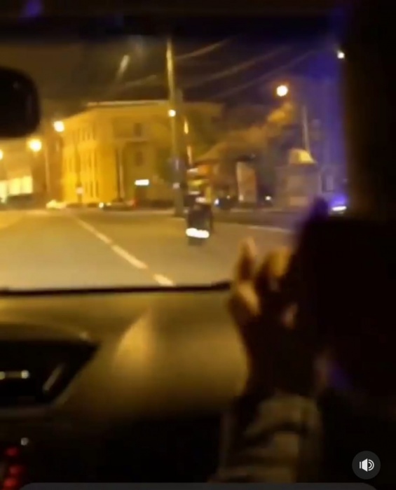 В Астрахани молодые парни унизили полицейских прямо в авто