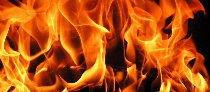 Ранним утром в Астрахани вспыхнул автомобиль