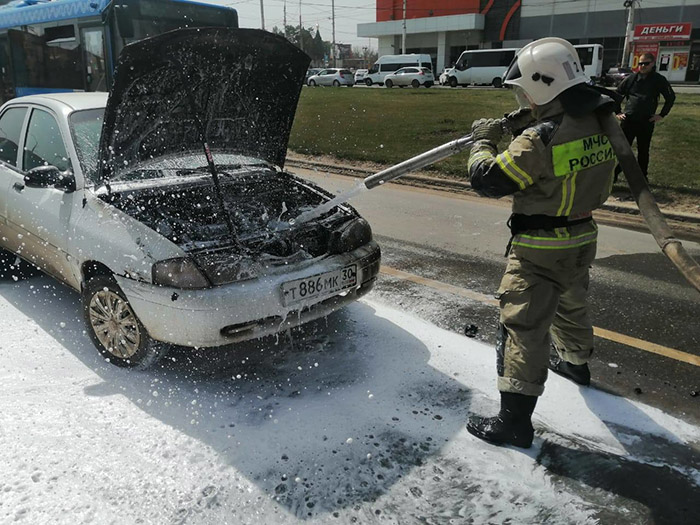 В Астрахани напротив Ярмарки загорелся автомобиль