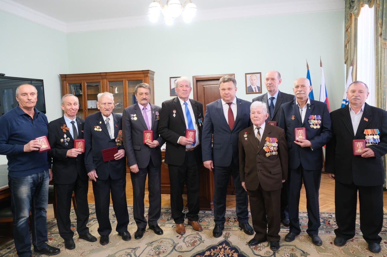 Девять астраханских ветеранов МВД получили медали 