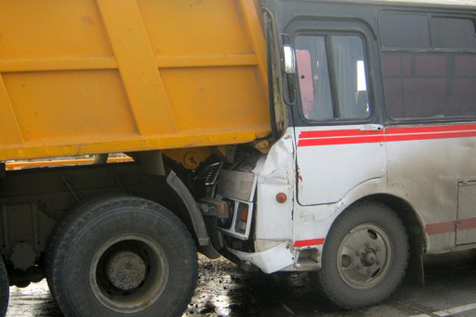 Под Астраханью столкнулись автобус и самосвал: шесть человек пострадало