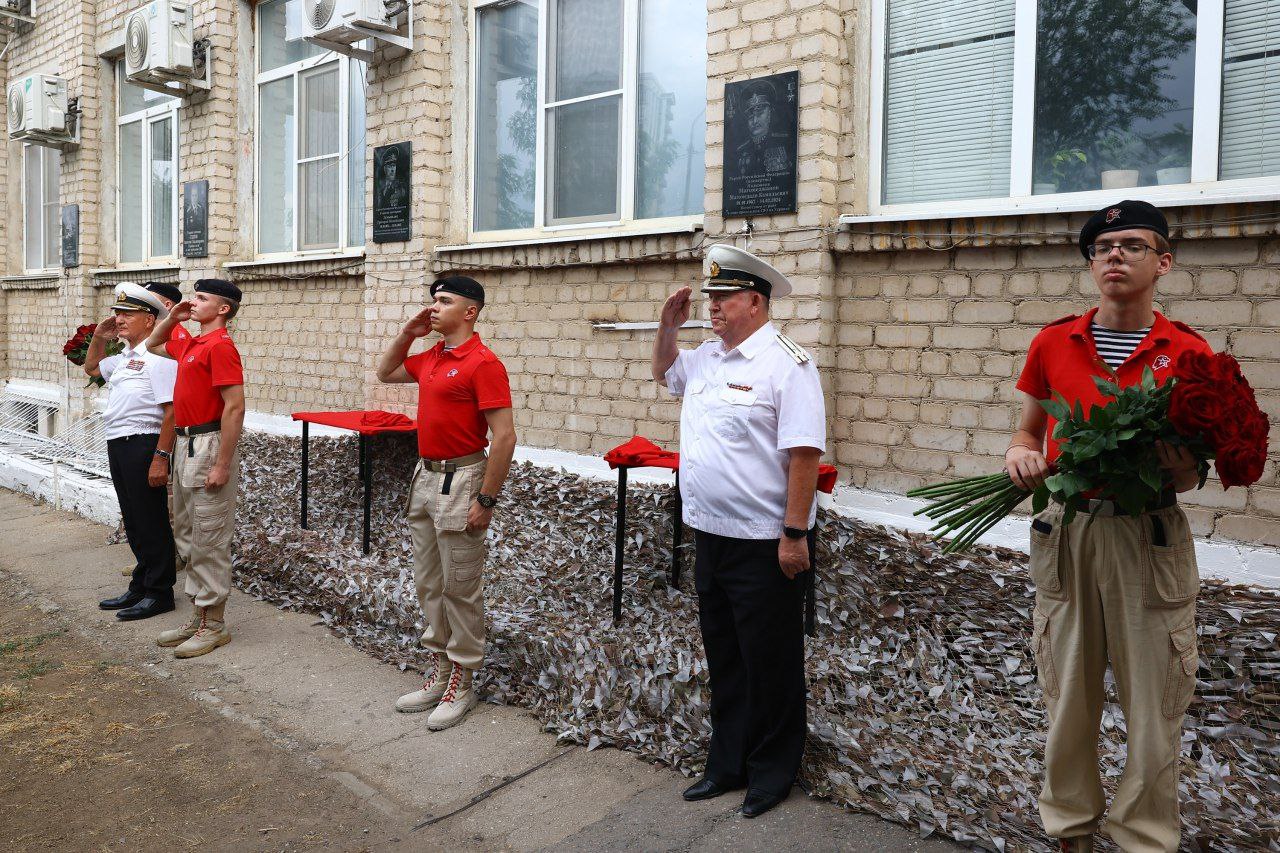 В Астрахани открыли памятные доски Героям России