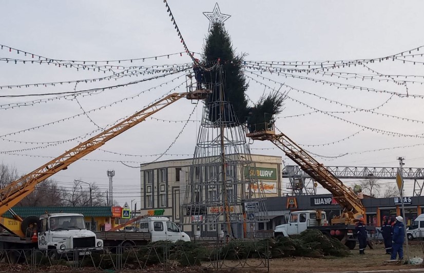 На Мостстрое в Астрахани устанавливают красавицу-Ёлку