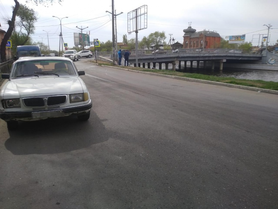 Женщина на "Ладе" вылетела к каналу в центре Астрахани