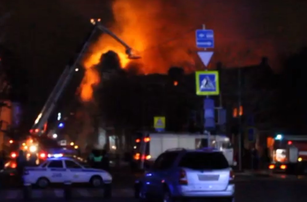 Кадры мощного ЧП на Советской в Астрахани