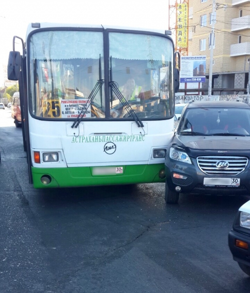 В Астрахани столкнулись джип и автобус: пострадали пять человек