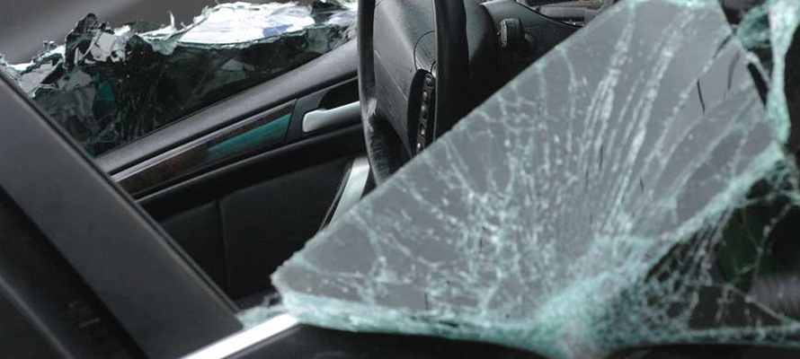 Во дворе многоэтажки астраханцу лопатой разбили иномарку 