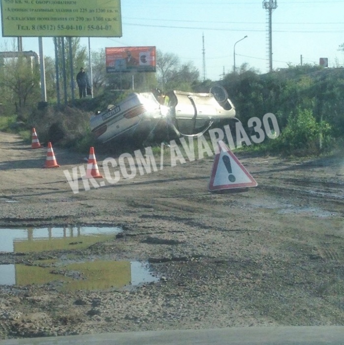 В Астрахани иномарка вылетела за ограждение и встала на крышу