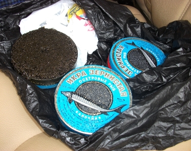 Астраханцу грозит два года тюрьмы за две банки черной икры