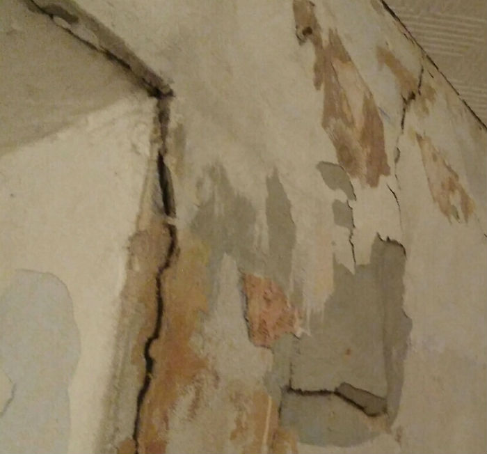 Астраханцам страшно жить в пятиэтажном доме (ФОТО)