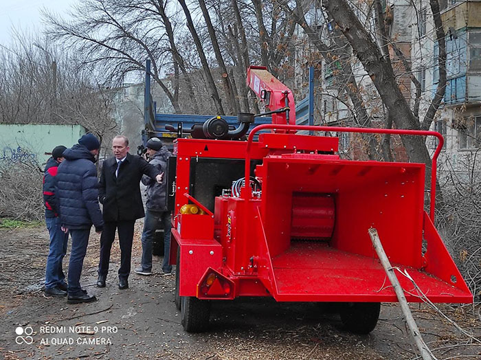 Чудо-машина для дробления веток вышла на улицы Астрахани