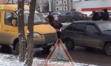 В Астрахани подрались водители и пассажиры маршрутки и легковушки