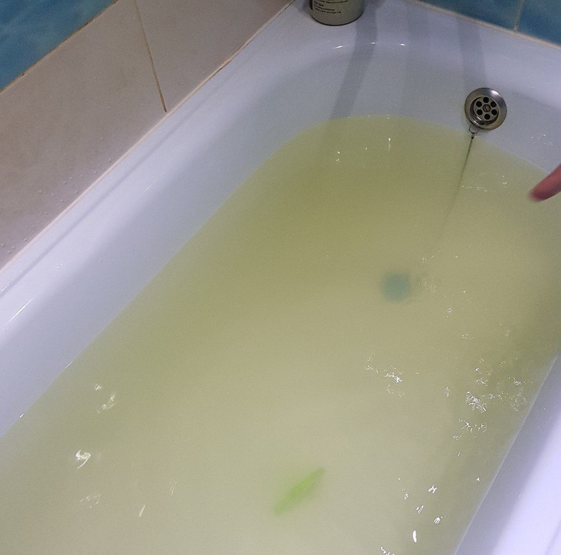 Специалисты "Водоканала" разберутся со странной водой из крана астраханки