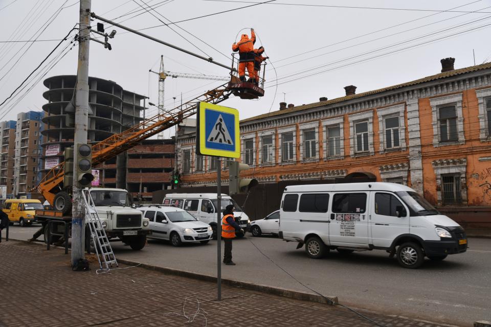 На пересечении улиц. Светофор Астрахань. Кафе светофор Астрахань. Пересечение улиц. Перекресток улиц Боевая.