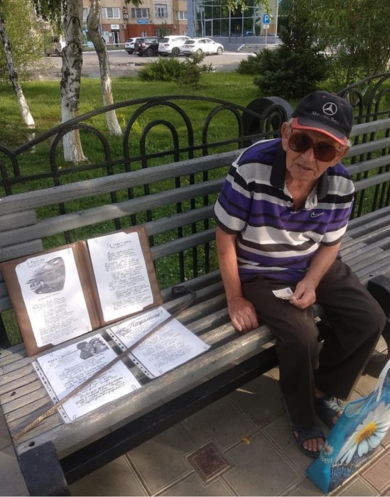 Пожилой астраханец продает свои стихотворения, чтобы выжить