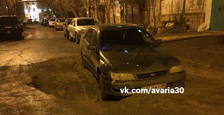 В Астрахани снова машина провалилась в яму