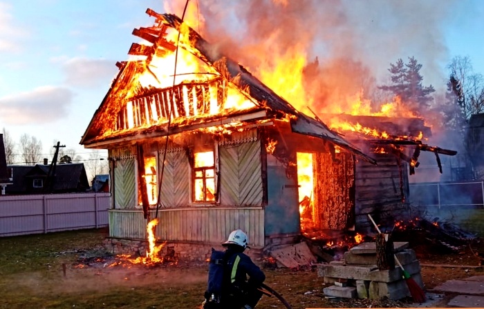 На территории Нариманова специально подожгли садовый дом