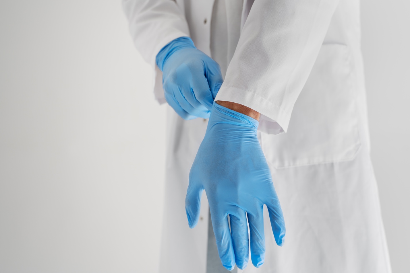 Астраханская бизнеследи продала стоматологии 28 000 некачественных перчаток