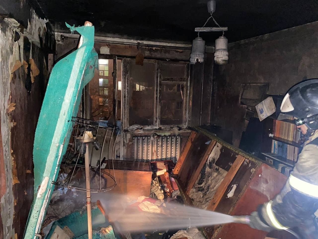 С ночного пожара в Астрахани госпитализировали пенсионерку