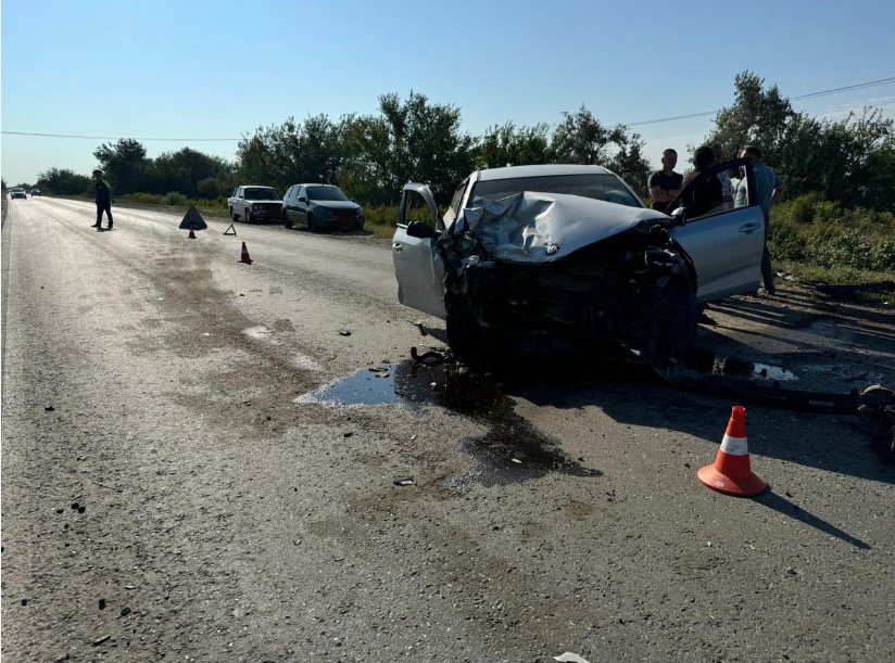 Две иномарки столкнулись лоб в лоб на трассе под Астраханью, один водитель погиб