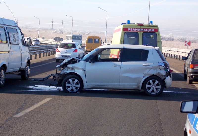 В Астрахани иномарка врезалась в леерное ограждение: от удара машину отбросило на середину дороги