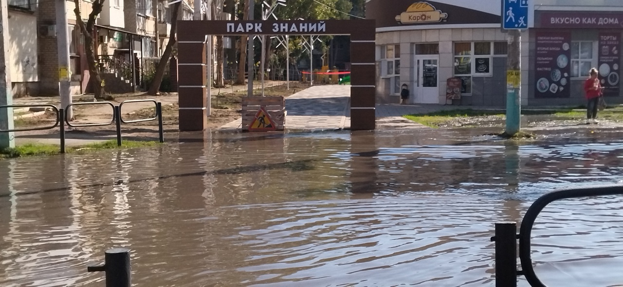 Вход в недавно открытый Парк знаний в Астрахани затопило нечистотами