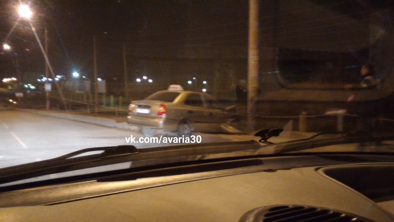 В Астрахани такси едва не слетело с моста