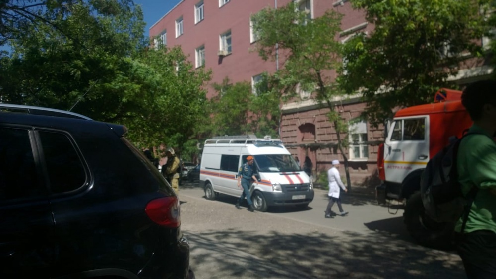 В одном из общежитий астраханского медуниверситета из-за небольшого взрыва сегодня чуть не погиб студент