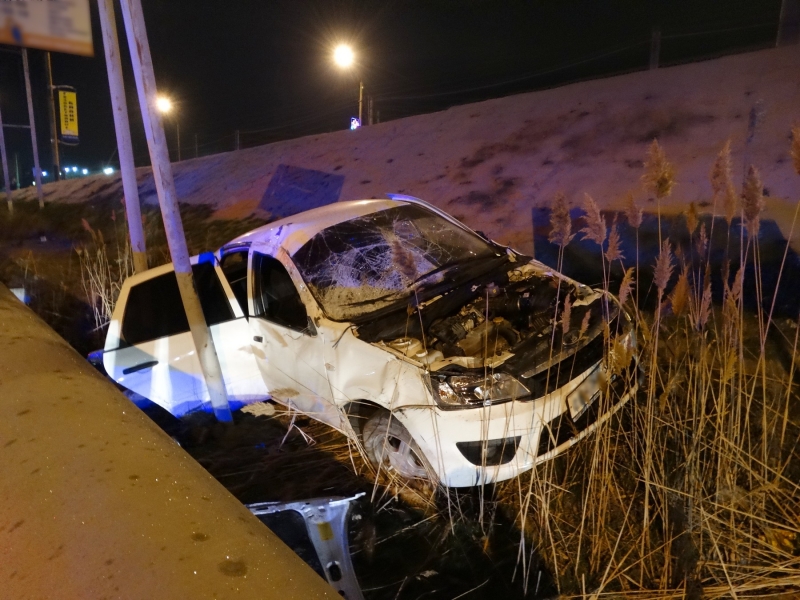 В Астрахани автомобиль, уходя от полицейской погони, опрокинулся с моста