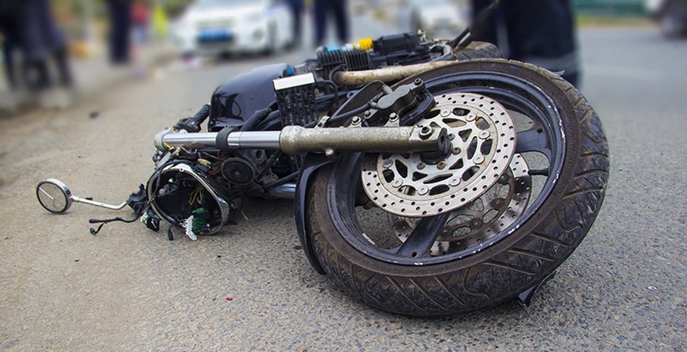 В Астраханской области столкнулись джип и мотоцикл