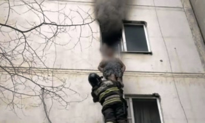 В Астрахани при пожаре в девятиэтажке пострадала в огне женщина