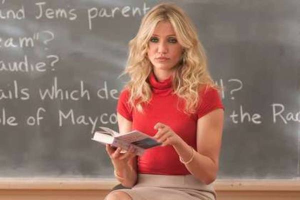 В астраханской школе учительница вступила в интимную связь с девятиклассником