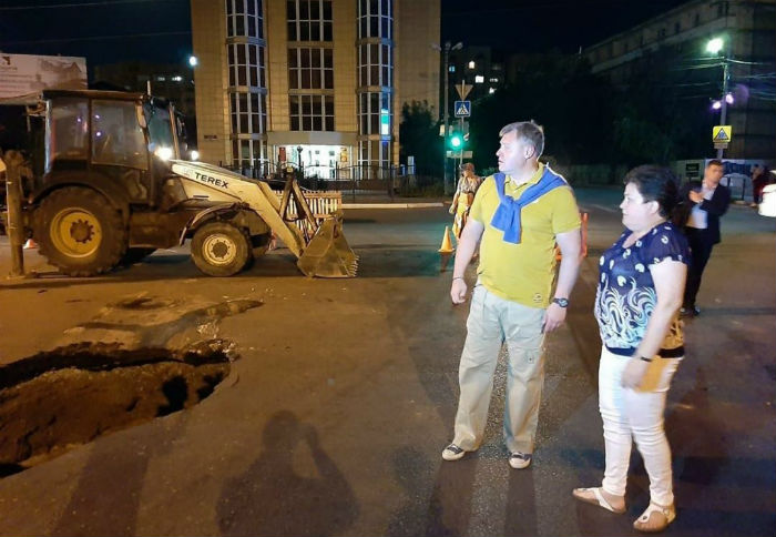 Восстанавливать машину, засосавшую в асфальт в Астрахани, будут виновники ЧП