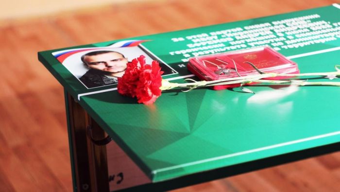 В астраханской школе появилась парта героя спецоперации