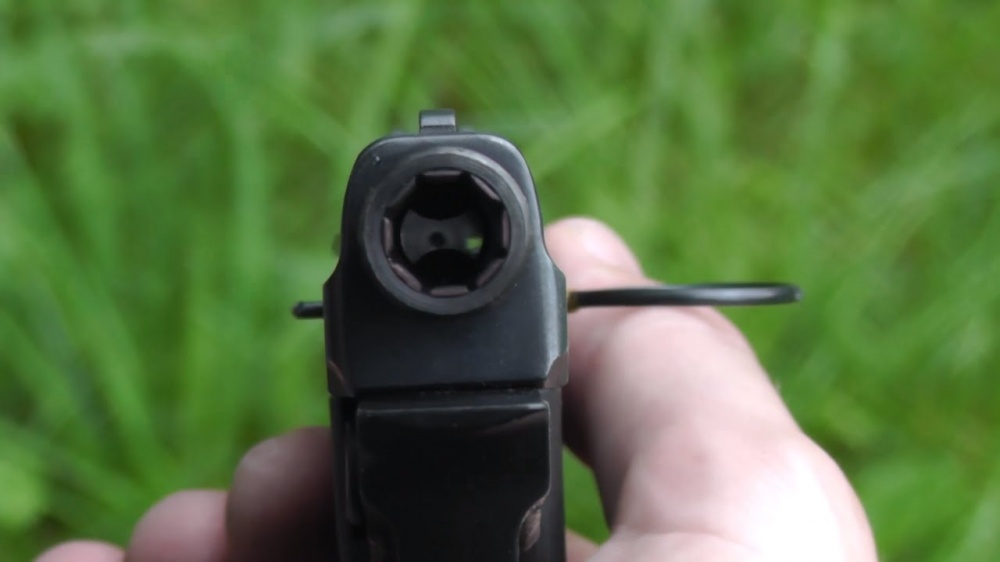 В одном из дворов Астрахани мужчина нашел пистолет