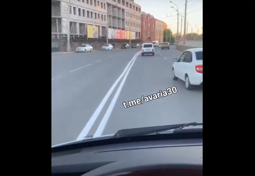 Обман зрения? Водителей удивила странная волнистая разметка в центре Астрахани