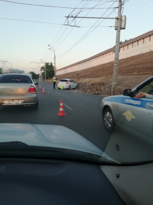 Астраханцы гадают, из-за чего автомобиль врезался в Кремль