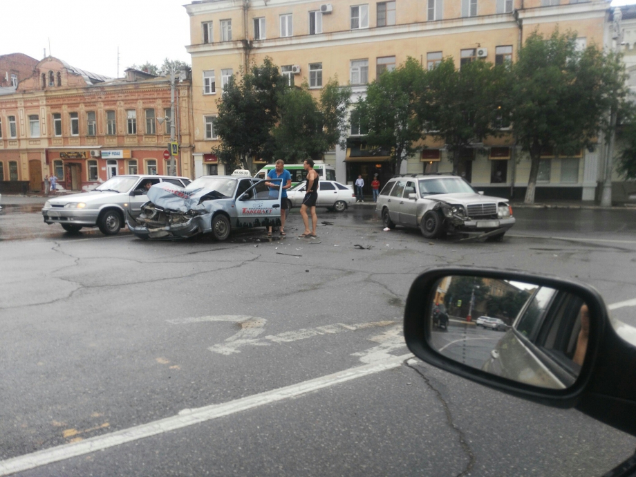 Такси и Mercedes столкнулись в центре Астрахани
